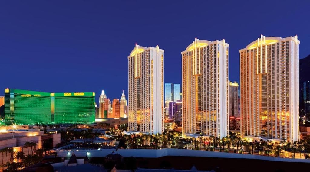 MGM Towers - You can walk inside in 5 minutes to the MGM Grand Casino! Catch a prized UFC Fight