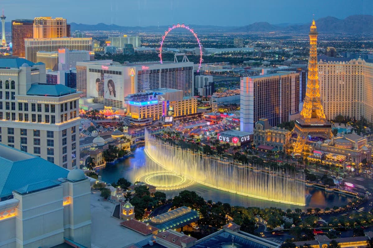 Vegas lights, Bellagio fountains, and pure luxury — all from your window. 🌃✨