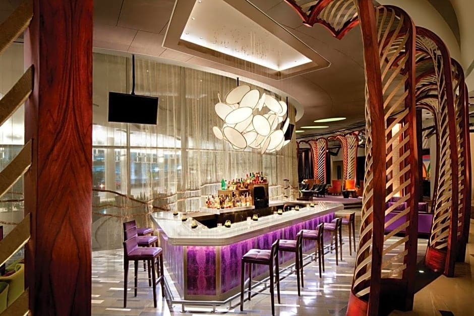 Start the night with a handcrafted cocktail at Vdara’s stylish lobby bar — steps from your suite. 🍸✨