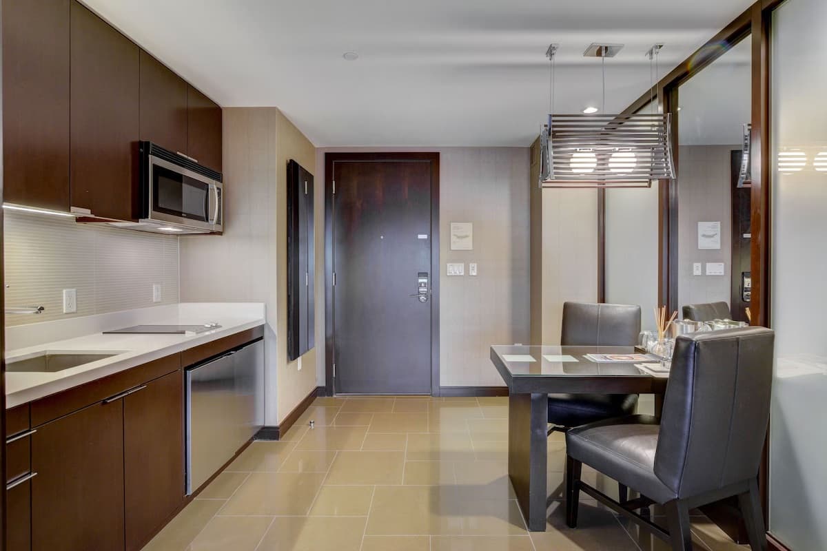 🍽️ Prepare quick bites and morning coffee with your private kitchenette.