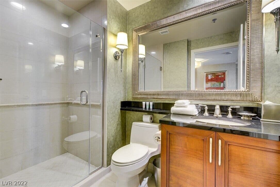 Extra convenience for your group — a second bathroom with modern walk-in shower. 🚿🌴